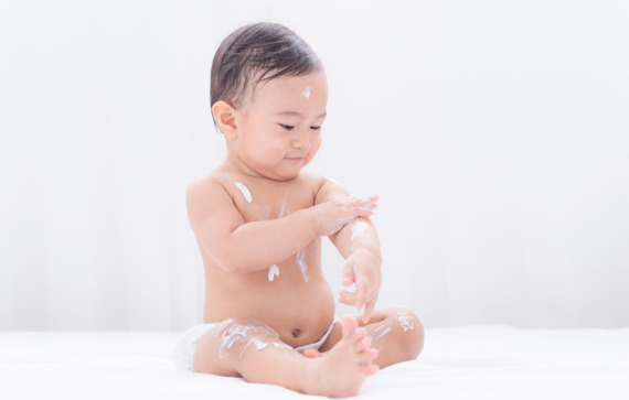 Clariant Image Asian cute baby applying moisturizing cream baby lotion 20240611